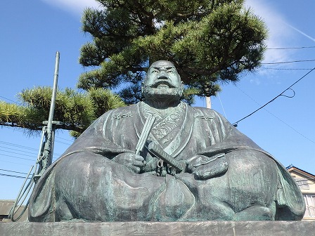 武田信玄の像 塩山駅にて そして桔梗信玄餅を食す 一人旅の旅行記